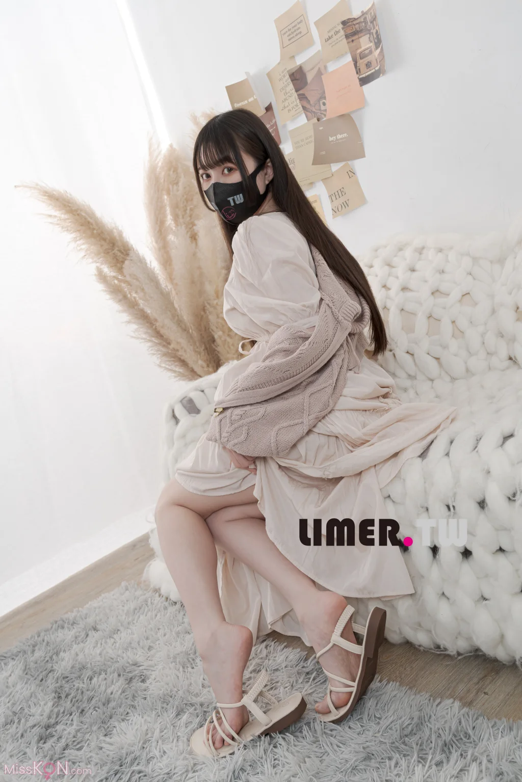 [Limerence原创] No.097: Miya 涼鞋 素甲 粉嫩通紅裸足 一次滿足 (168 photos + 1 video) – Page 2