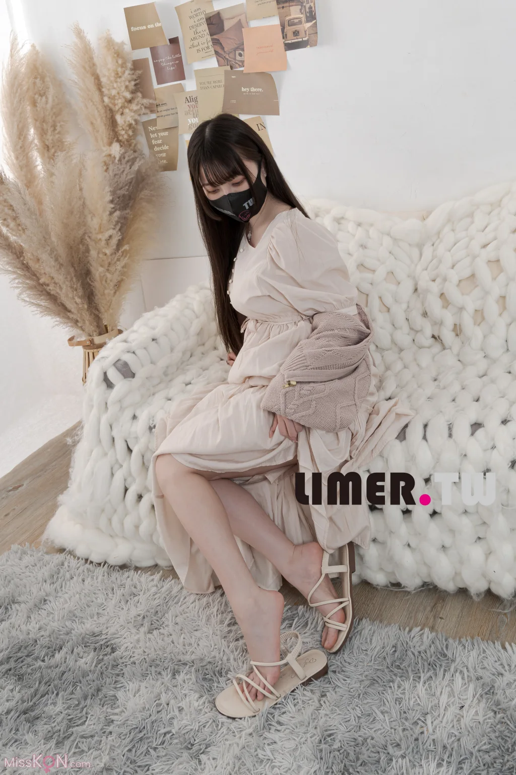 [Limerence原创] No.097: Miya 涼鞋 素甲 粉嫩通紅裸足 一次滿足 (168 photos + 1 video) – Page 2