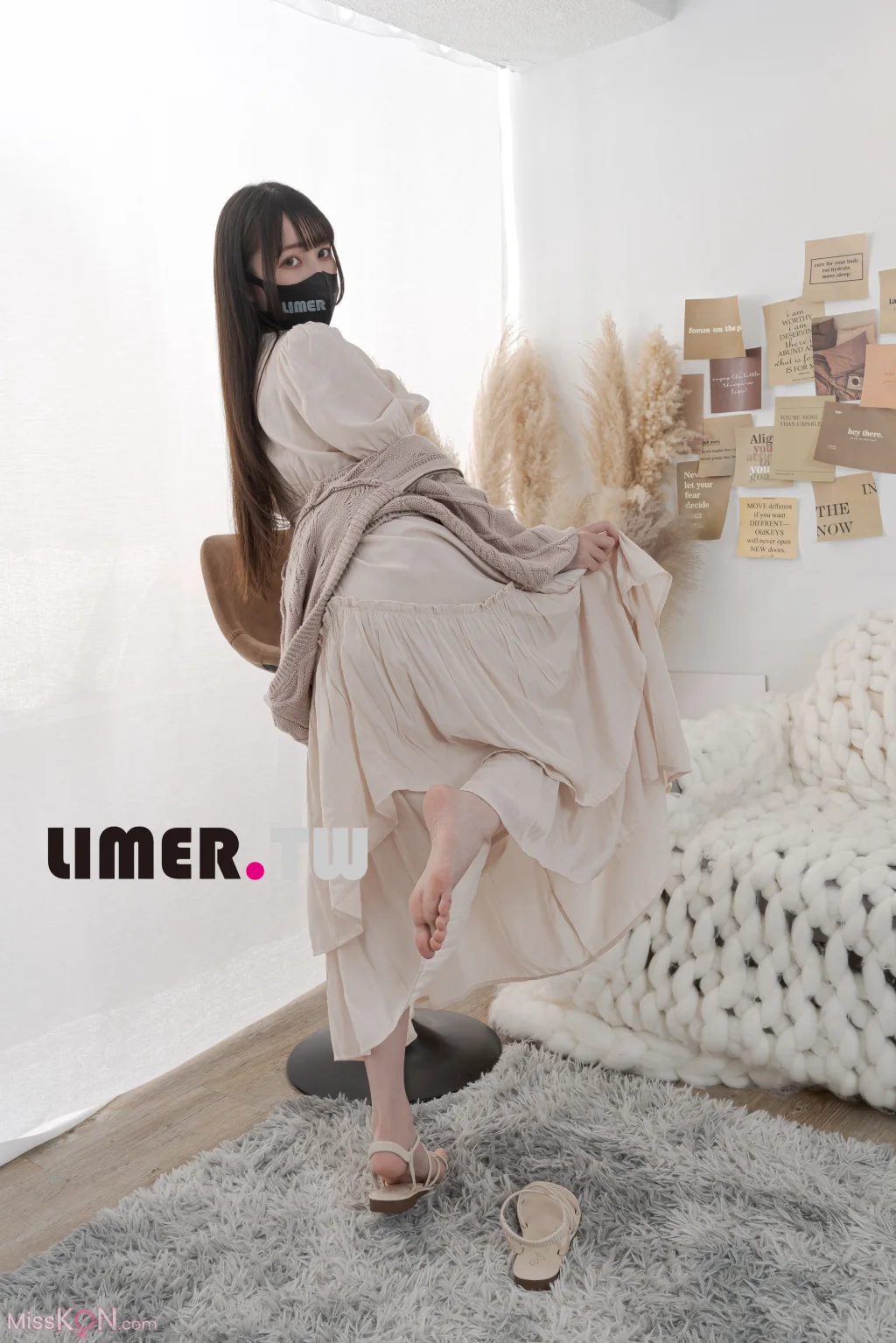 [Limerence原创] No.097: Miya 涼鞋 素甲 粉嫩通紅裸足 一次滿足 (168 photos + 1 video) – Page 2