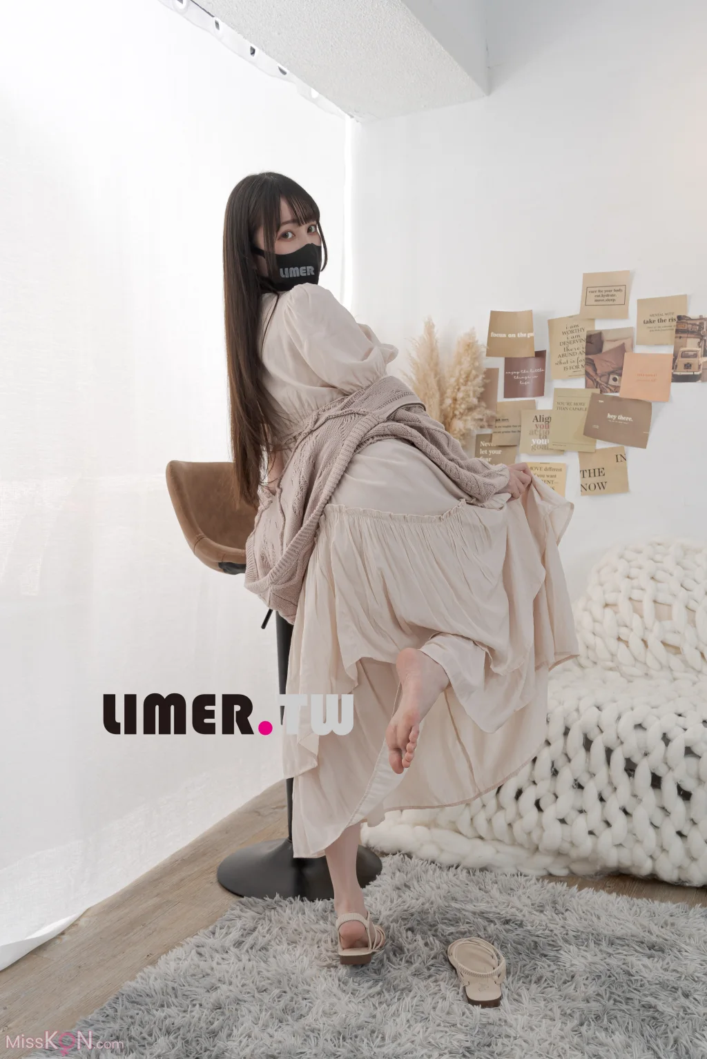 [Limerence原创] No.097: Miya 涼鞋 素甲 粉嫩通紅裸足 一次滿足 (168 photos + 1 video) – Page 2