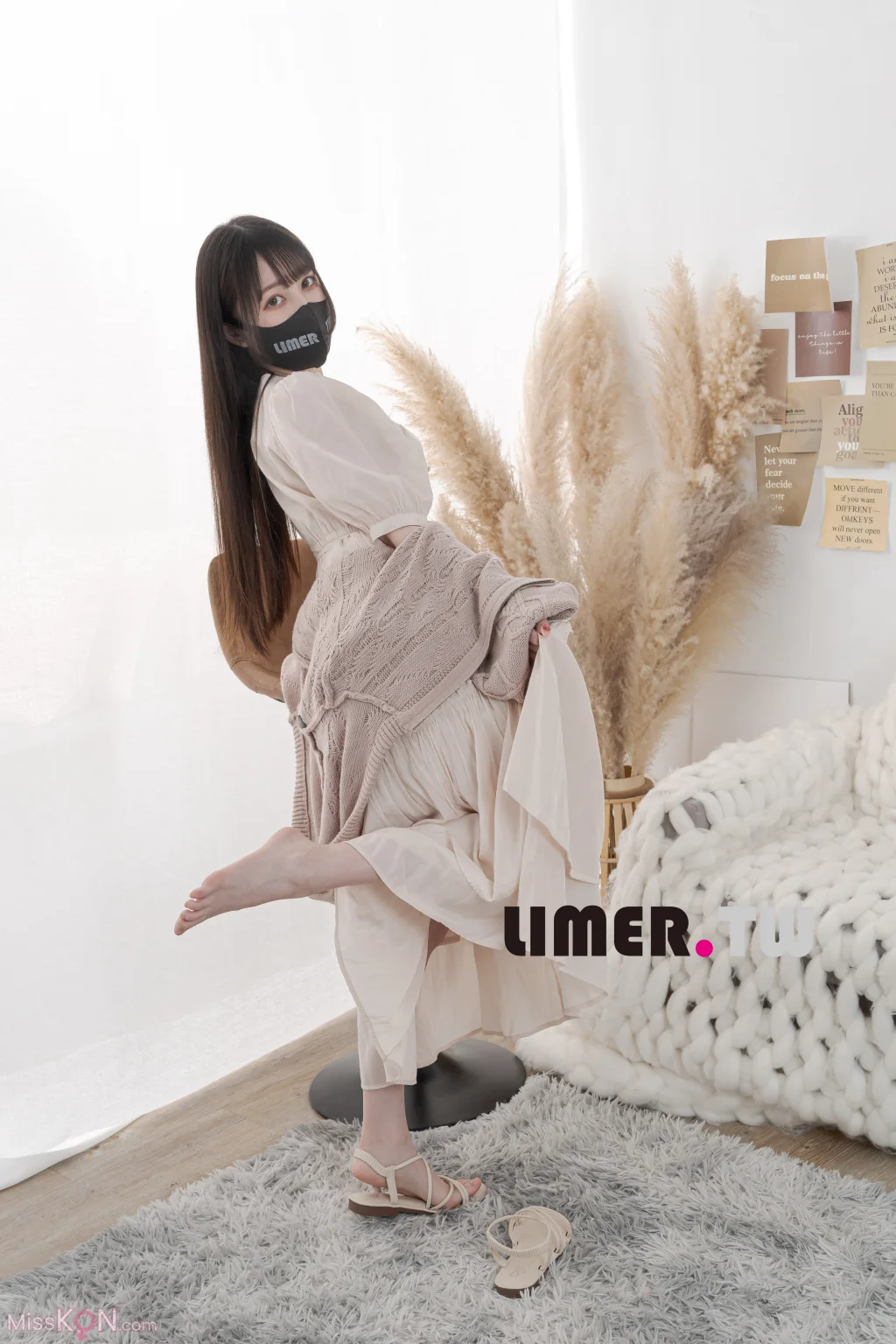 [Limerence原创] No.097: Miya 涼鞋 素甲 粉嫩通紅裸足 一次滿足 (168 photos + 1 video) – Page 2