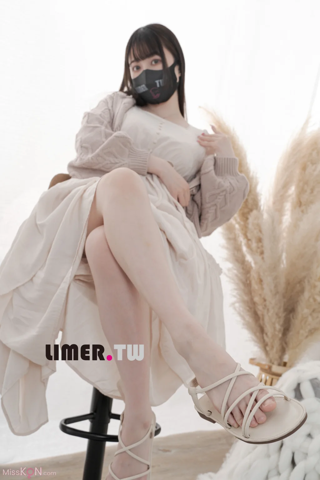 [Limerence原创] No.097: Miya 涼鞋 素甲 粉嫩通紅裸足 一次滿足 (168 photos + 1 video) – Page 2