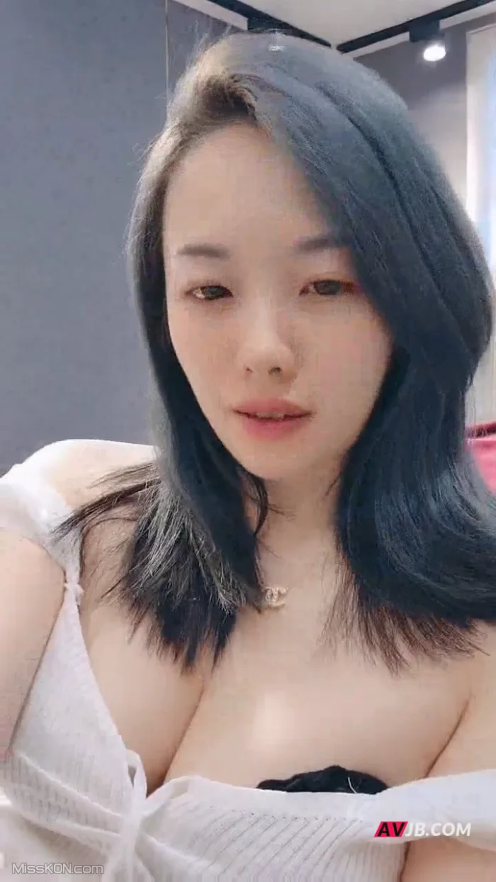 小飄飄: 钢管舞女神 丝袜高跟妩媚撩人 (12 photos + 1 video)