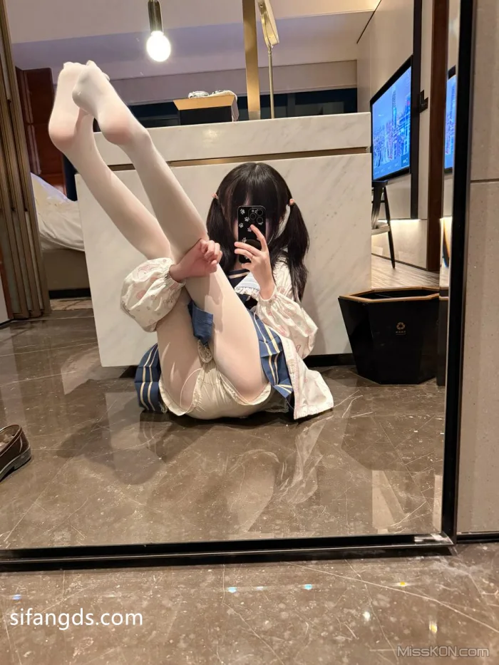 小甜泪: 合法萝莉 私拍付费解锁 (72 photos + 32 videos)