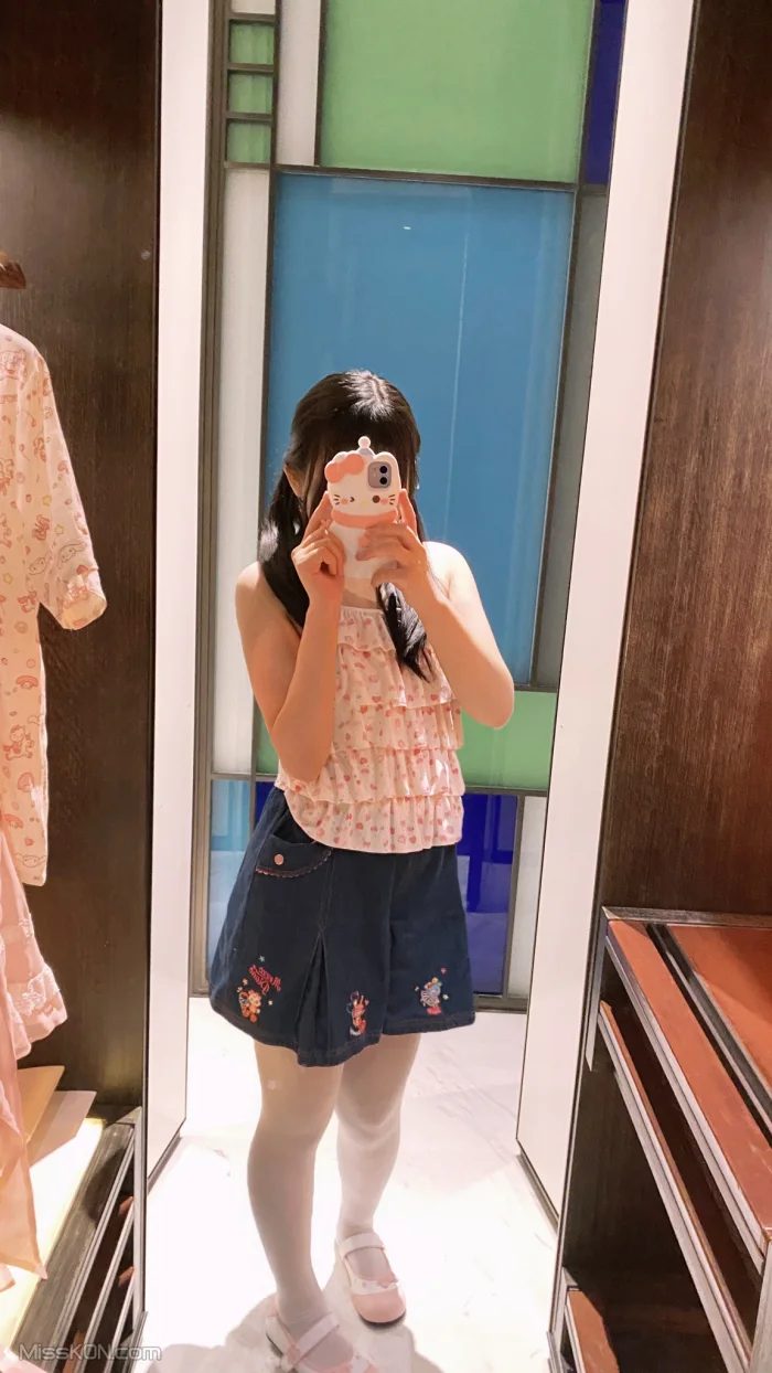 小亦无敌: 极品颜值可爱少女 丰满小萝莉 爱爱 裸舞 私拍 (70 photos + 90 videos)