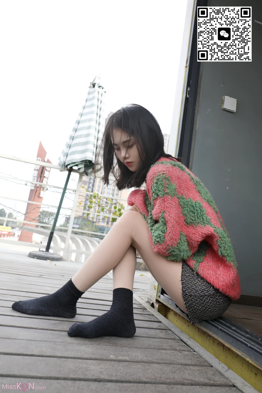 [MZSOCK爱美足] No.305: 雨沫 (125 photos)