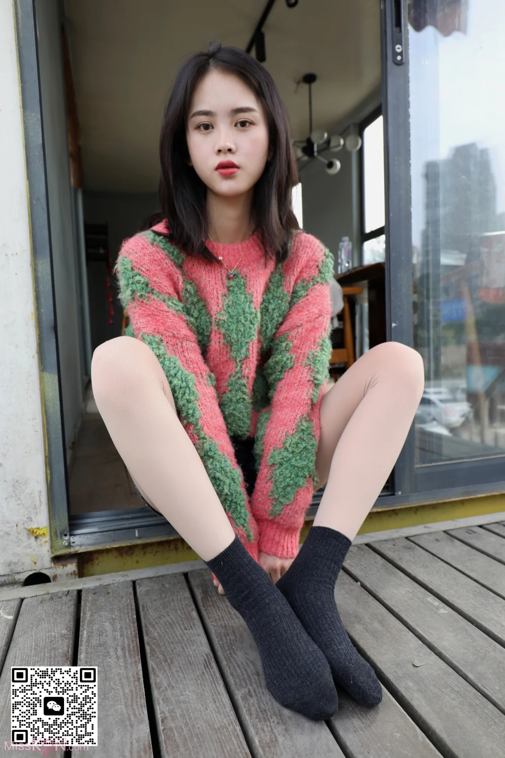 [MZSOCK爱美足] No.305: 雨沫 (125 photos)