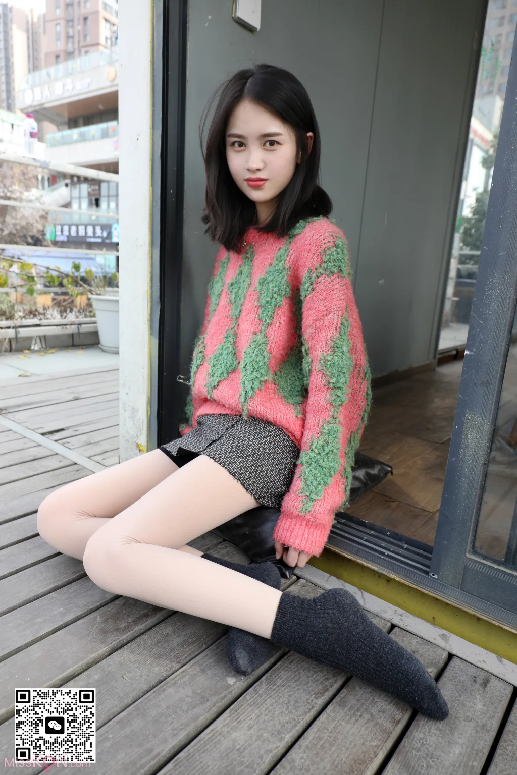 [MZSOCK爱美足] No.305: 雨沫 (125 photos)