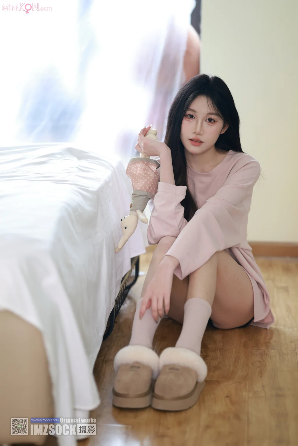 [MZSOCK爱美足] No.311: 妍妍 (112 photos + 1 video)