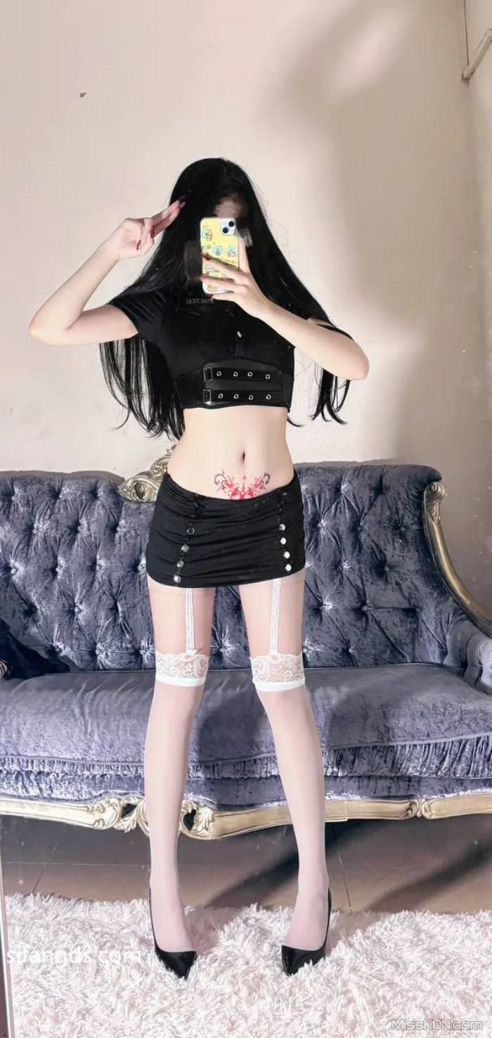 杀手蛇蛇: 清纯反差嫩妹 无毛一线天道具双通 足交车震 (76 photos + 19 videos)