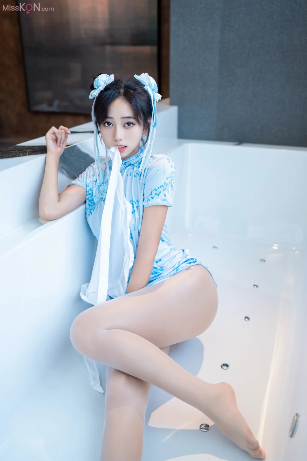 [XR Uncensored] 时安安: R18 秀人网模特 春丽青花瓷 (90 photos)