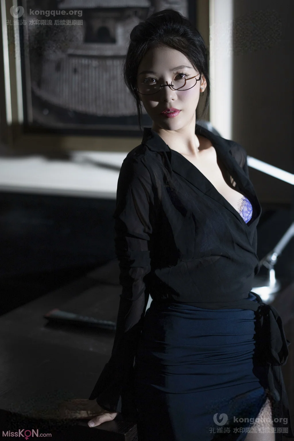 Coser@抖娘-利世: 秘书眼镜娘 (76 photos)