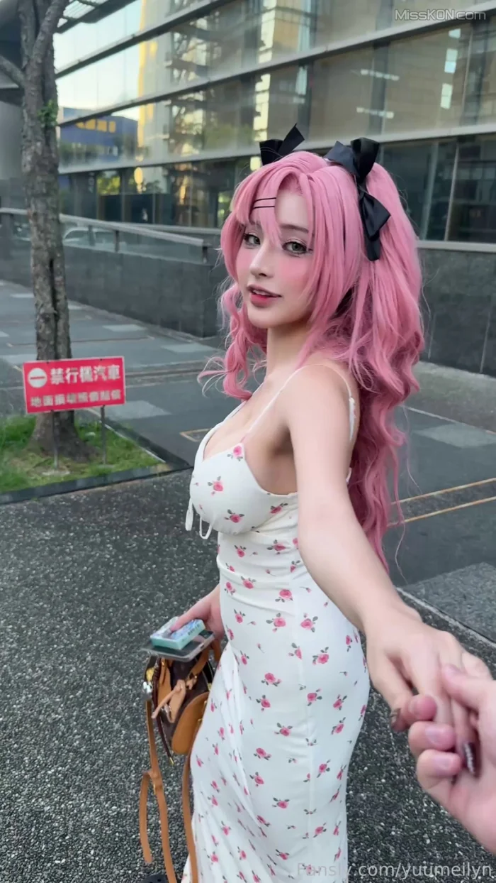Coser@linhi_cute (yuumeilyn): 超甜丰满白嫩女神 极品阿黑颜 (21 photos + 1 video)