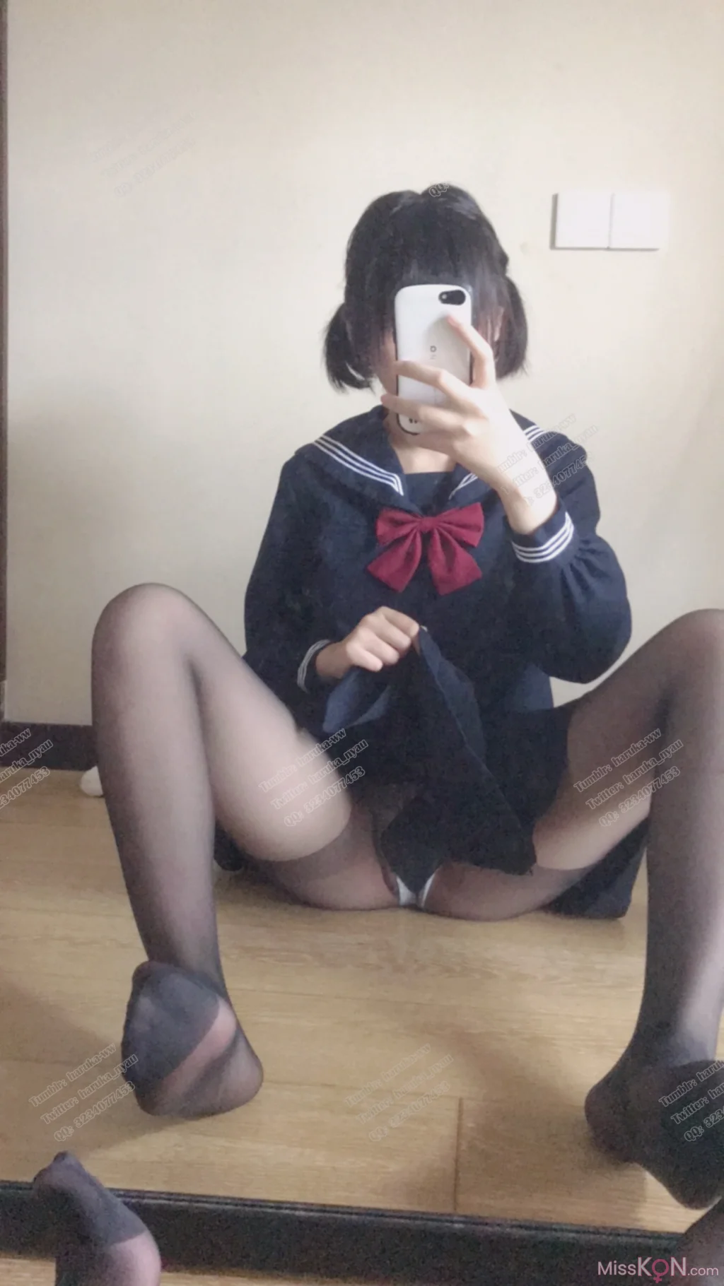 Coser@悠宝三岁: JK家中 (40 photos)