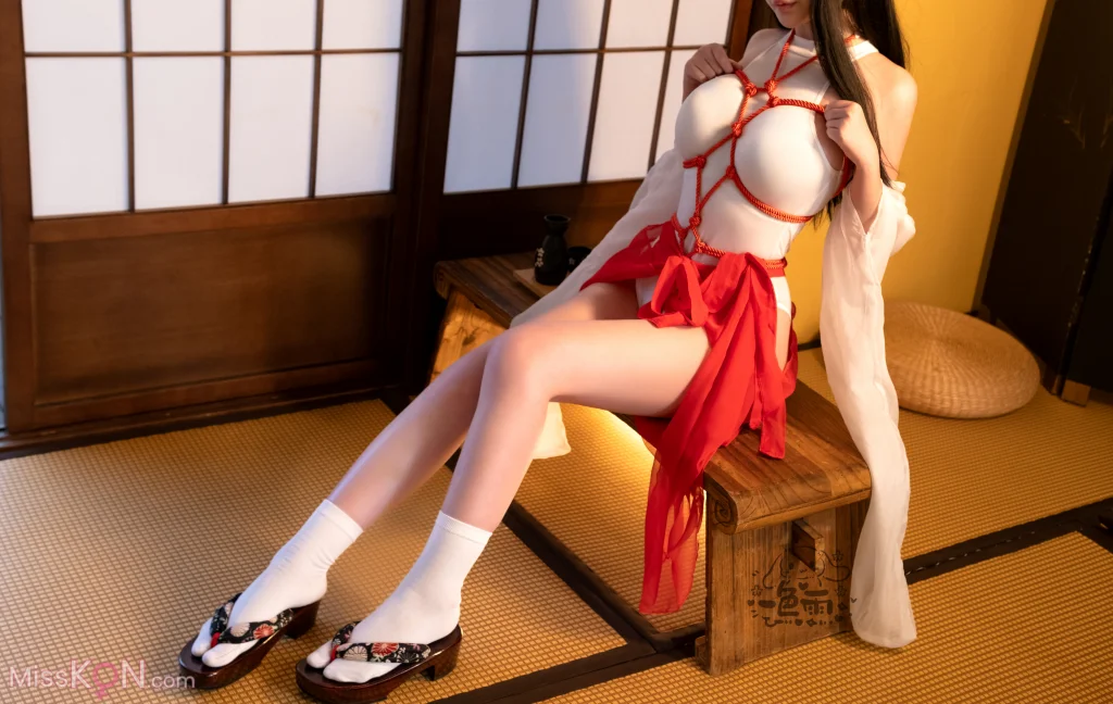 Coser@一色雨: 巫女 (30 photos)