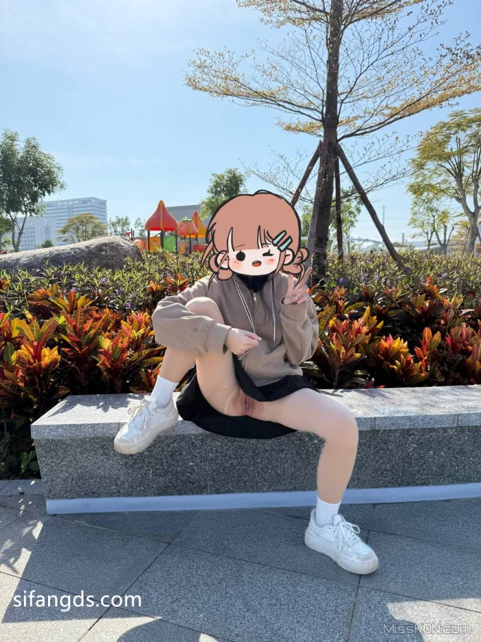 yaoyao0741(小夭): 深圳南山03年极品露出反差学妹 表面文静内里淫荡自由穿梭校园露出 (281 photos + 15 videos) – Page 4