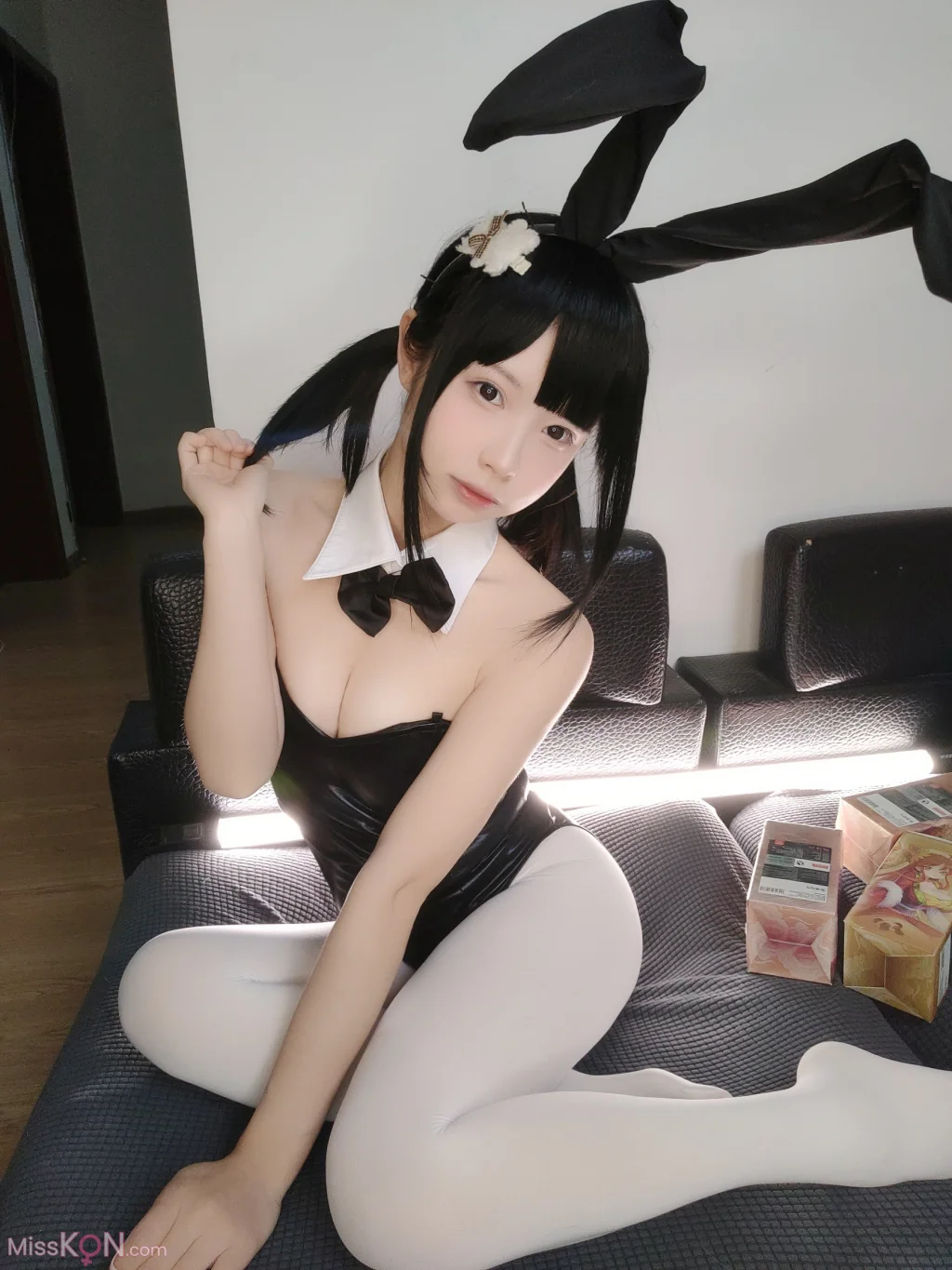 Coser@十万珍吱伏特: 黑兔 (60 photos)