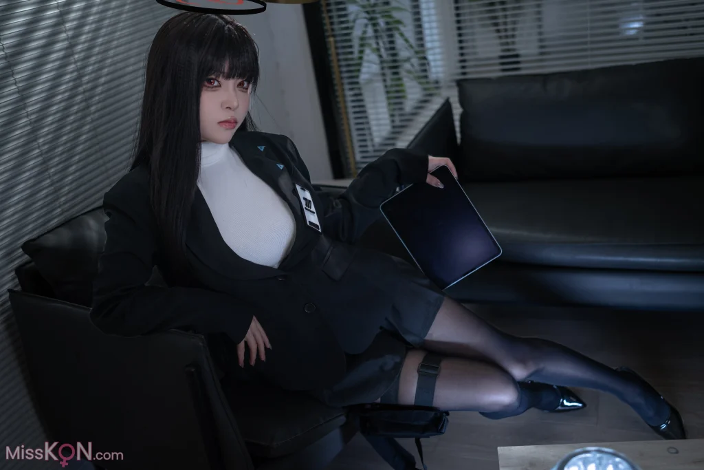 Coser@矢量鱼: 蔚蓝档案 调月莉音 黑丝OL (36 photos)