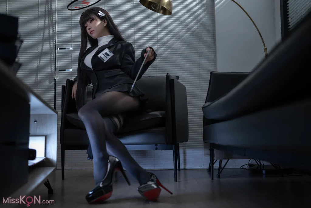 Coser@矢量鱼: 蔚蓝档案 调月莉音 黑丝OL (36 photos)