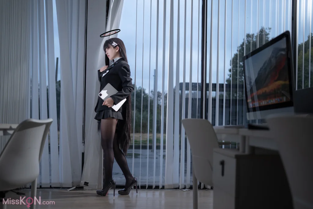Coser@矢量鱼: 蔚蓝档案 调月莉音 黑丝OL (36 photos)