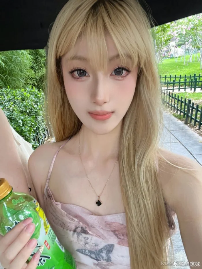赵思珊: 山东潍坊艺校毕业生 百米高空摩天轮啪啪 日常车震刺激感 (52 photos + 46 videos)