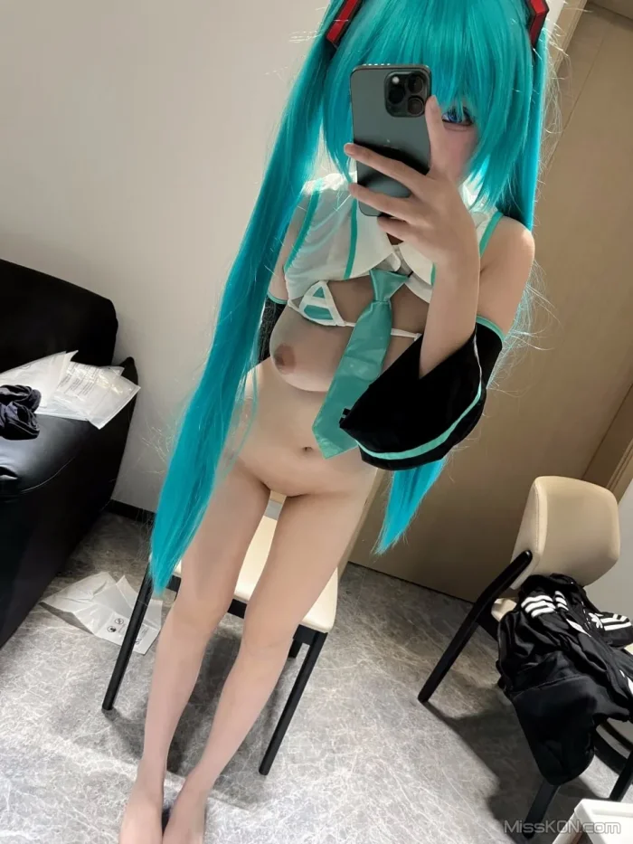 Coser@悠宝三岁: 初音未来 (52 photos + 1 video)