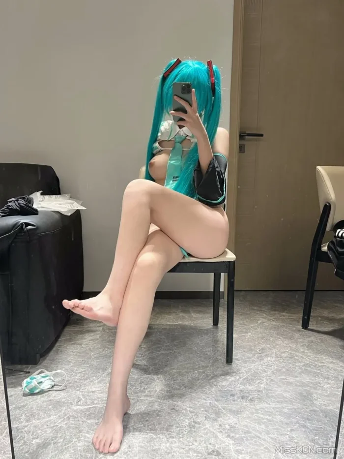 Coser@悠宝三岁: 初音未来 (52 photos + 1 video) – Page 2