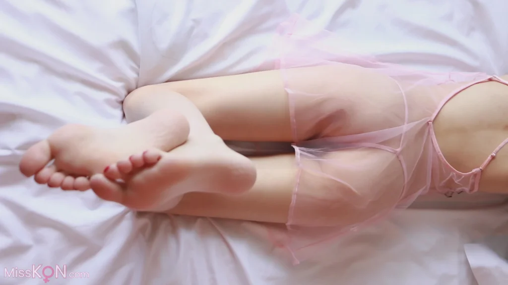 大学生私房: 嫩妹18岁 透视纱裙 Ep.002 (53 photos + 20 videos)
