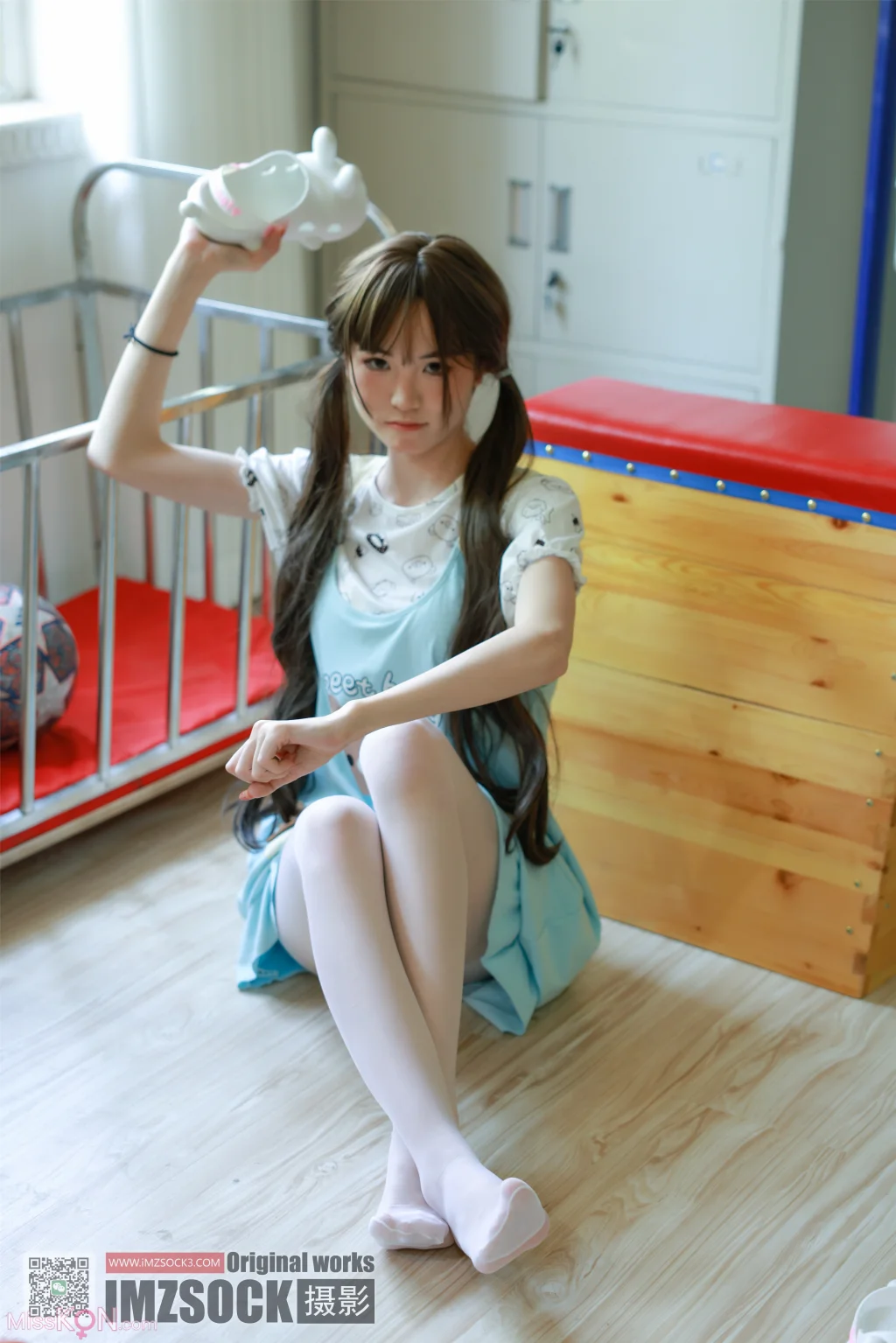 [MZSOCK爱美足] No.342: 秋秋 (134 photos + 1 video)