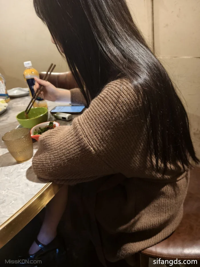 白桃汽水: 露出女神视图合 路边全裸打出租车电梯口 文静女孩爱露出 (30 photos + 19 videos)