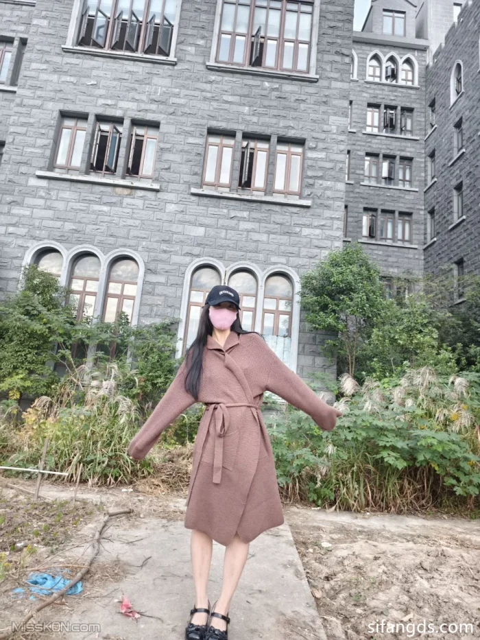 白桃汽水: 露出女神视图合 路边全裸打出租车电梯口 文静女孩爱露出 (30 photos + 19 videos)