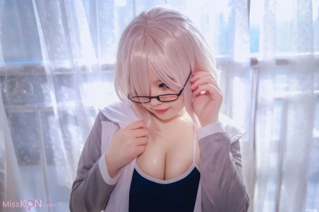 Coser@阿半今天很开心: 玛修同人体操服 (20 photos)