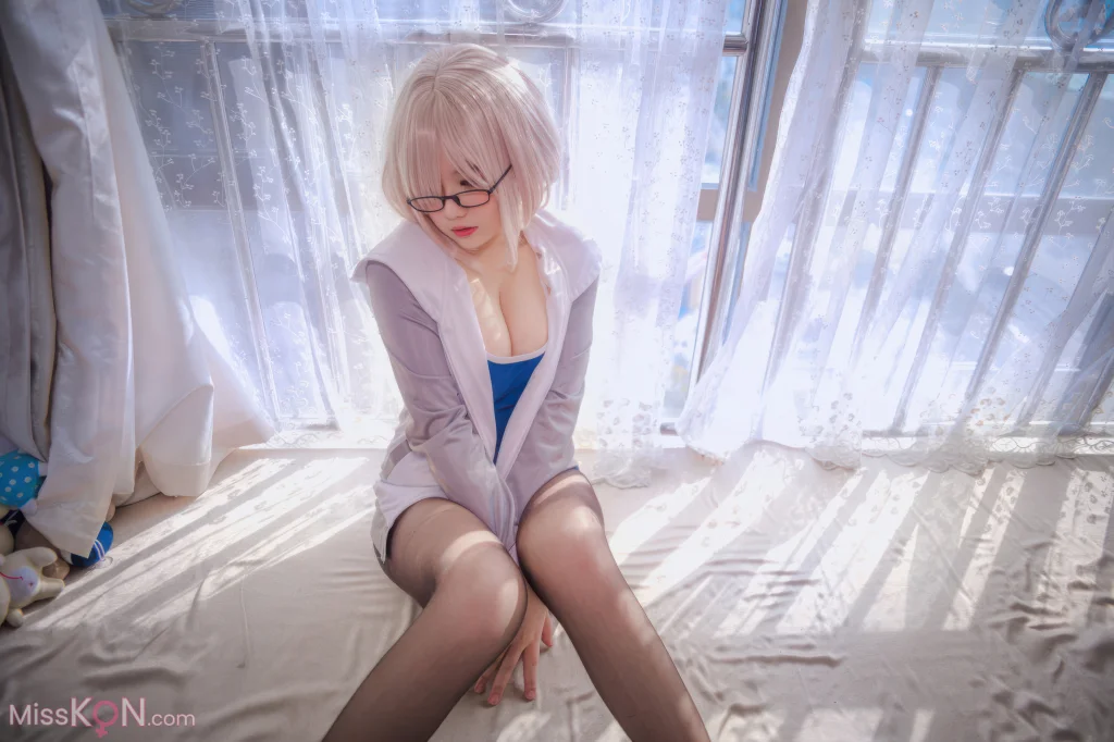 Coser@阿半今天很开心: 玛修同人体操服 (20 photos)