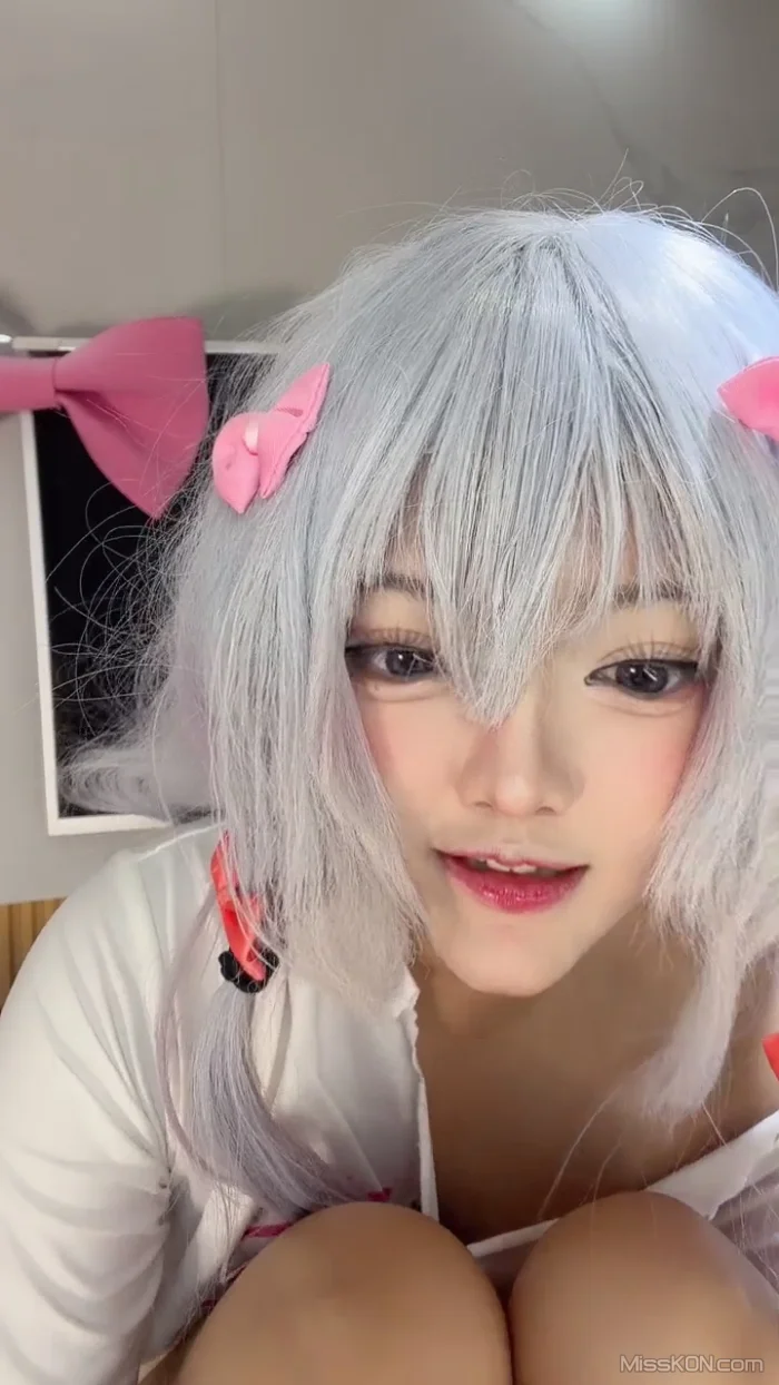张婉萌: 二次元校花 美到炸 尺度突破 (26 photos + 3 videos)