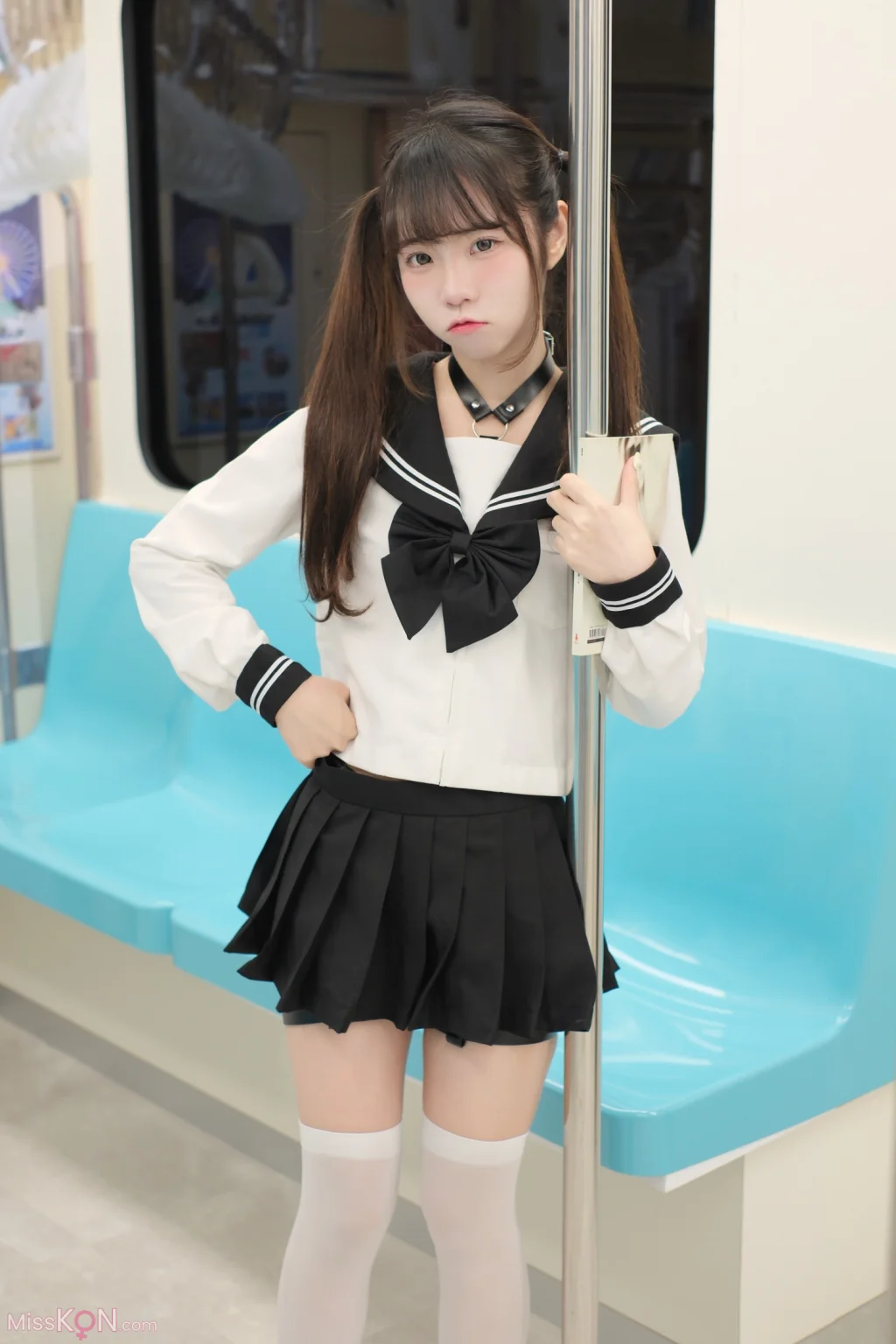 Coser@可可小白兔: 電車上の女高中生 (70 photos)