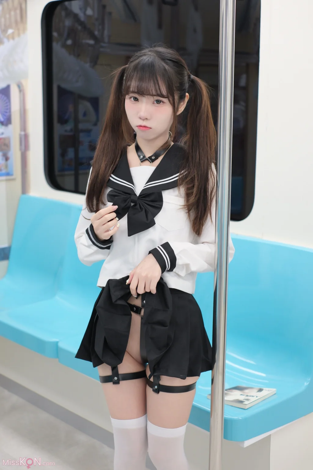Coser@可可小白兔: 電車上の女高中生 (70 photos)