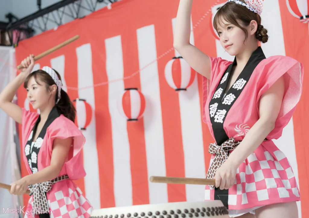 [JP] Rio Kuriyama (栗山莉緒) & Rena Momozono (桃園憐奈): [Post Digital Photo] Naked Wild Drummer 全裸あばれ太鼓 (12 photos)