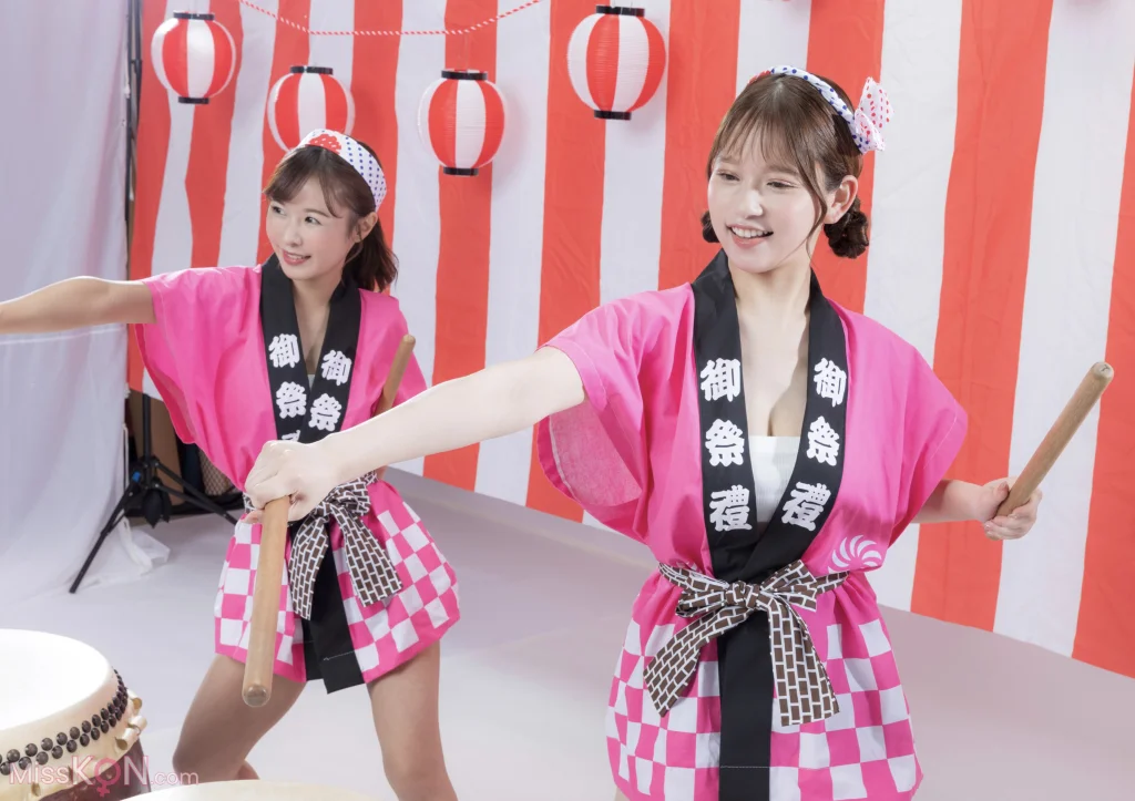 [JP] Rio Kuriyama (栗山莉緒) & Rena Momozono (桃園憐奈): [Post Digital Photo] Naked Wild Drummer 全裸あばれ太鼓 (12 photos)