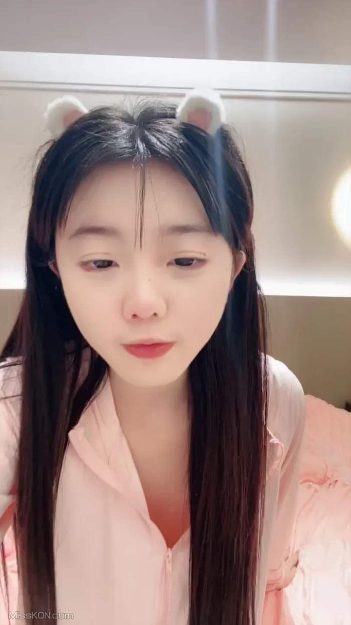 06小兔牙: 可爱萝莉学妹 蝴蝶蜜屄 担心她给自己撕扯坏了 (24 photos + 3 videos)