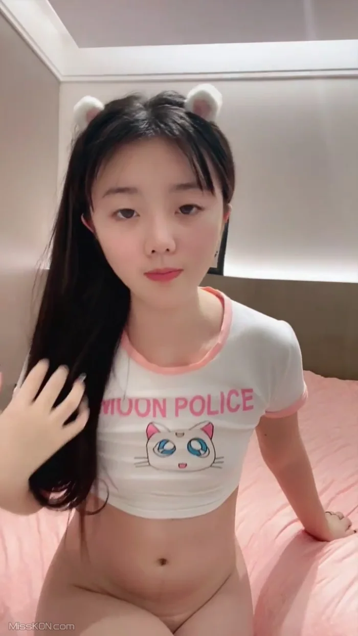 06小兔牙: 可爱萝莉学妹 蝴蝶蜜屄 担心她给自己撕扯坏了 (24 photos + 3 videos)