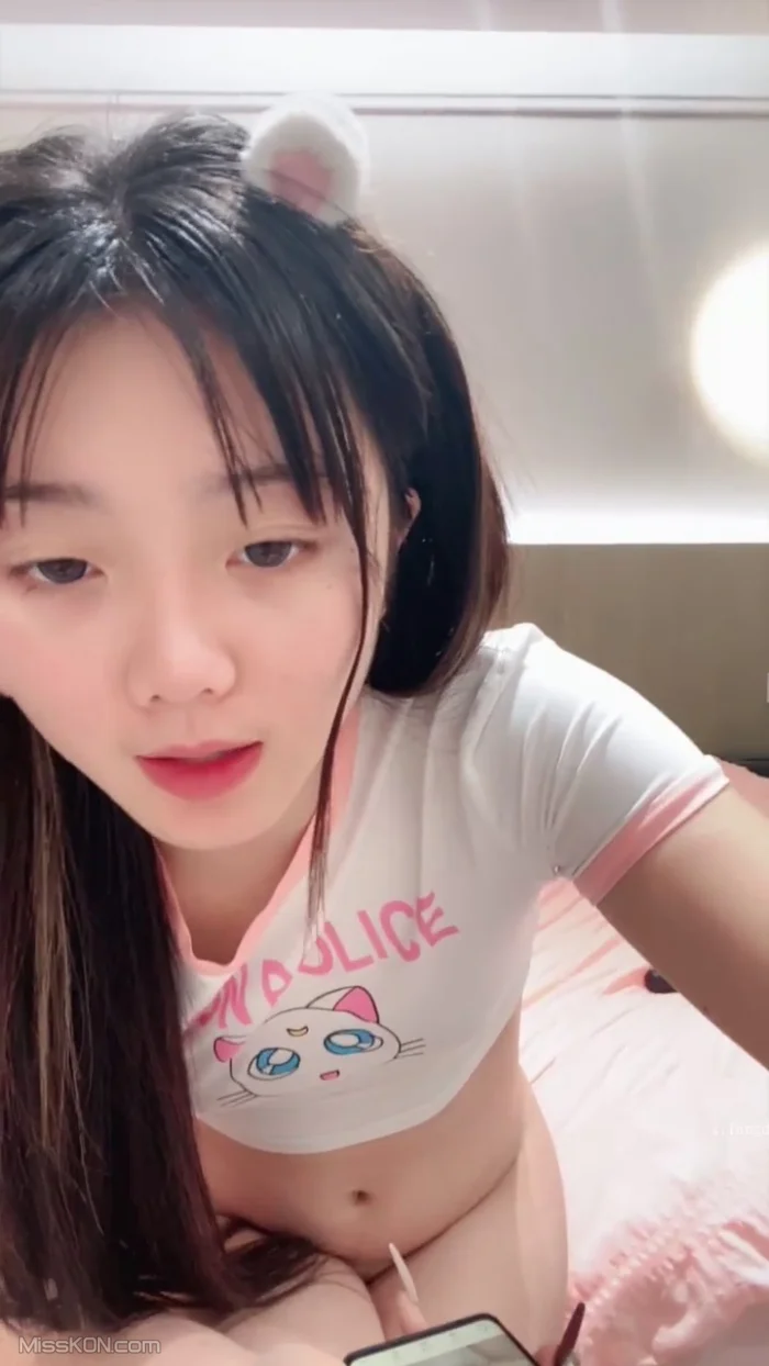 06小兔牙: 可爱萝莉学妹 蝴蝶蜜屄 担心她给自己撕扯坏了 (24 photos + 3 videos)