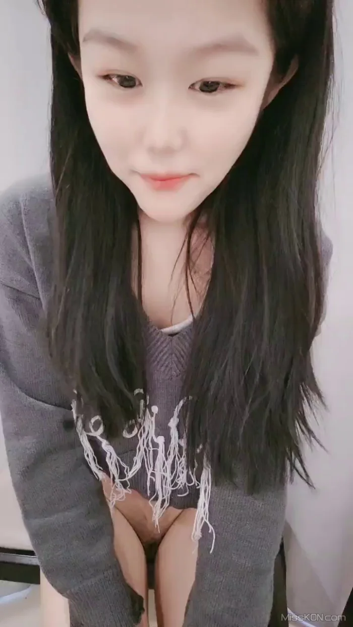 抱抱婷婷: 半糖萝莉主播与闺蜜互动录播 (27 photos + 3 videos)