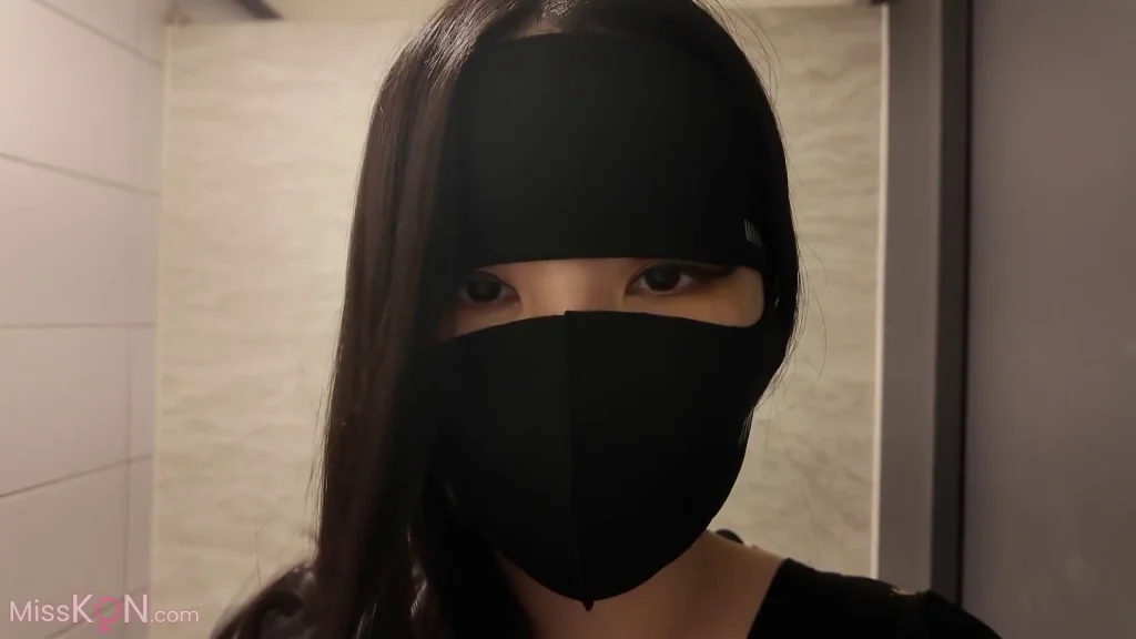 지수_PC방: 사까시 올노출화장실 자위 (16 photos + 1 video)