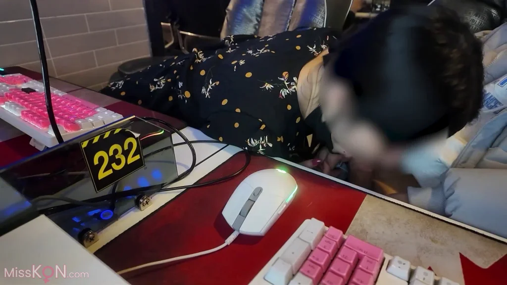 지수_PC방: 사까시 올노출화장실 자위 (16 photos + 1 video)