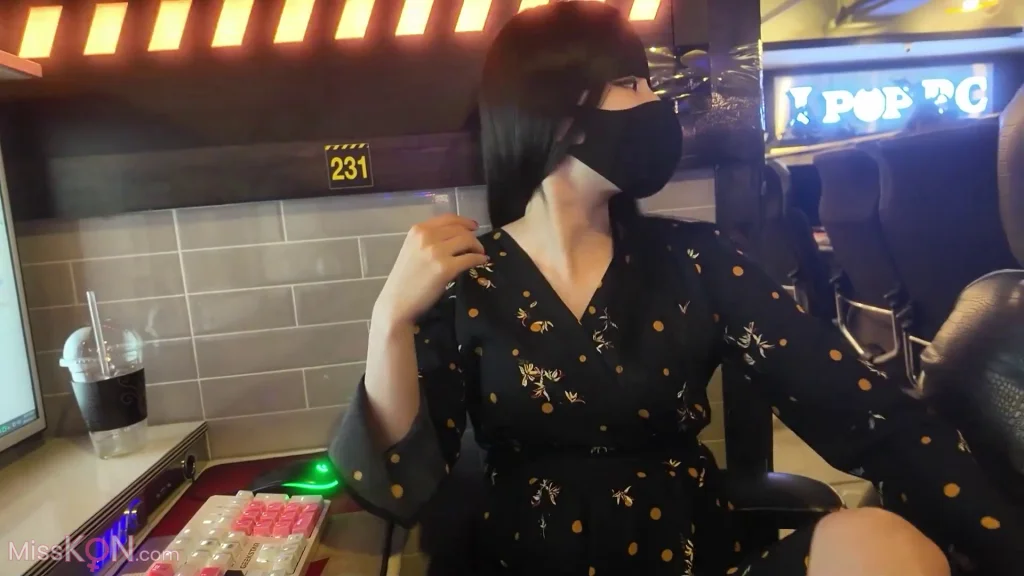 지수_PC방: 사까시 올노출화장실 자위 (16 photos + 1 video)