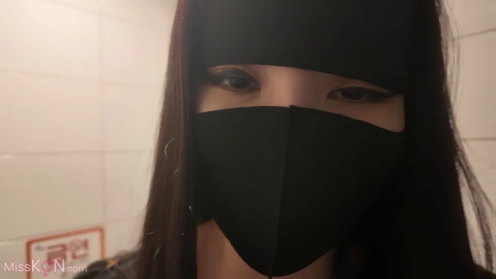 지수_PC방: 사까시 올노출화장실 자위 (16 photos + 1 video)