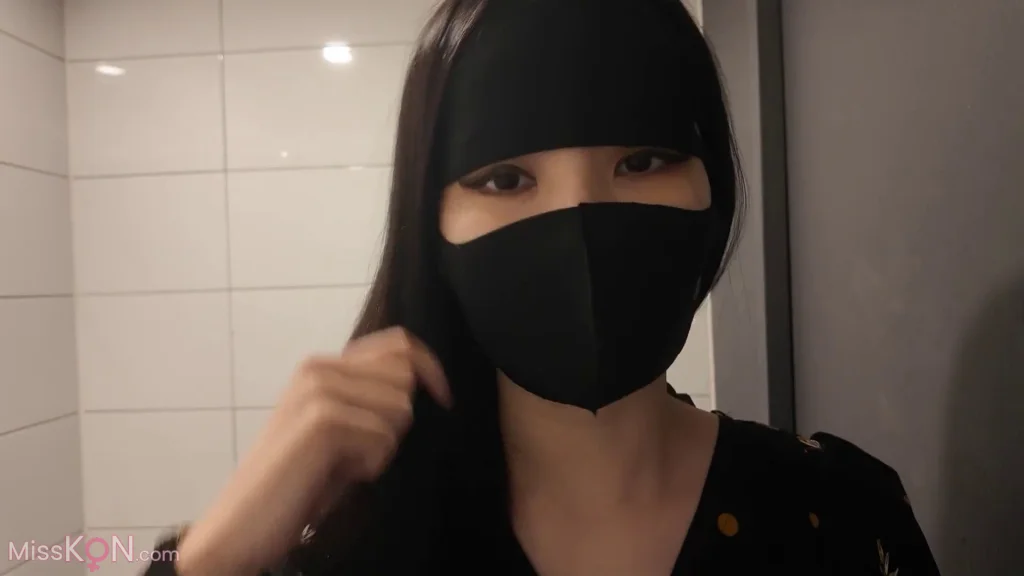 지수_PC방: 사까시 올노출화장실 자위 (16 photos + 1 video)