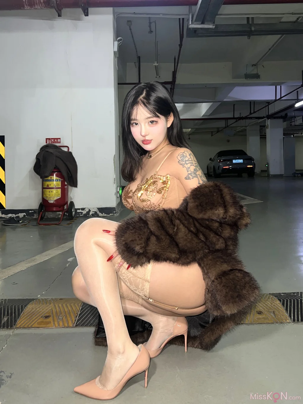 小u优优子: 貂皮大衣 (50 photos)
