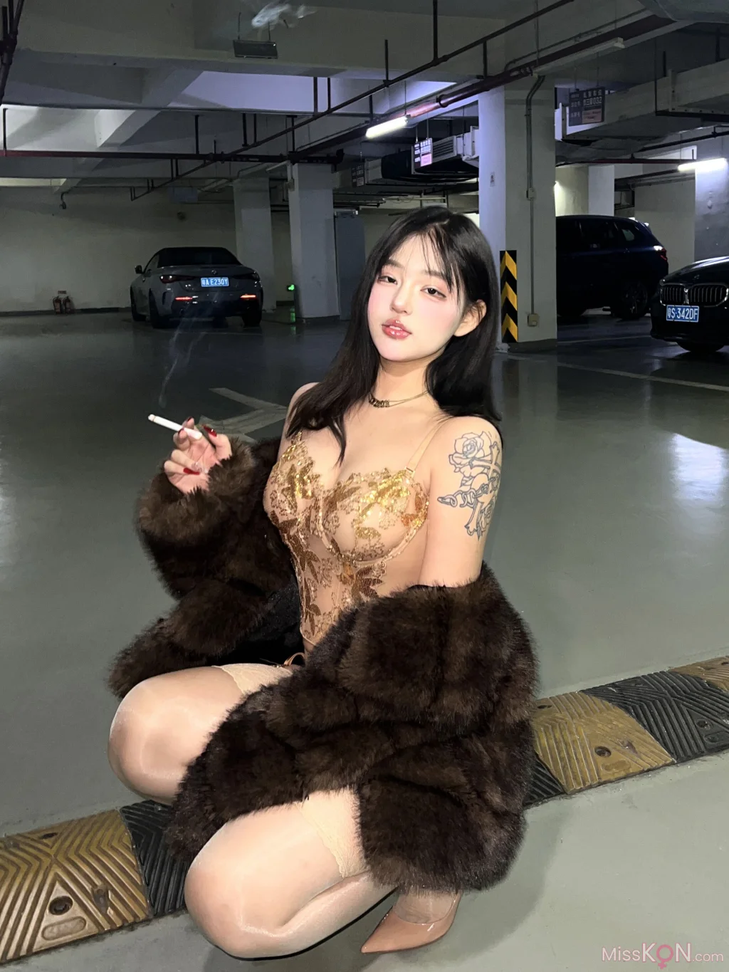 小u优优子: 貂皮大衣 (50 photos)