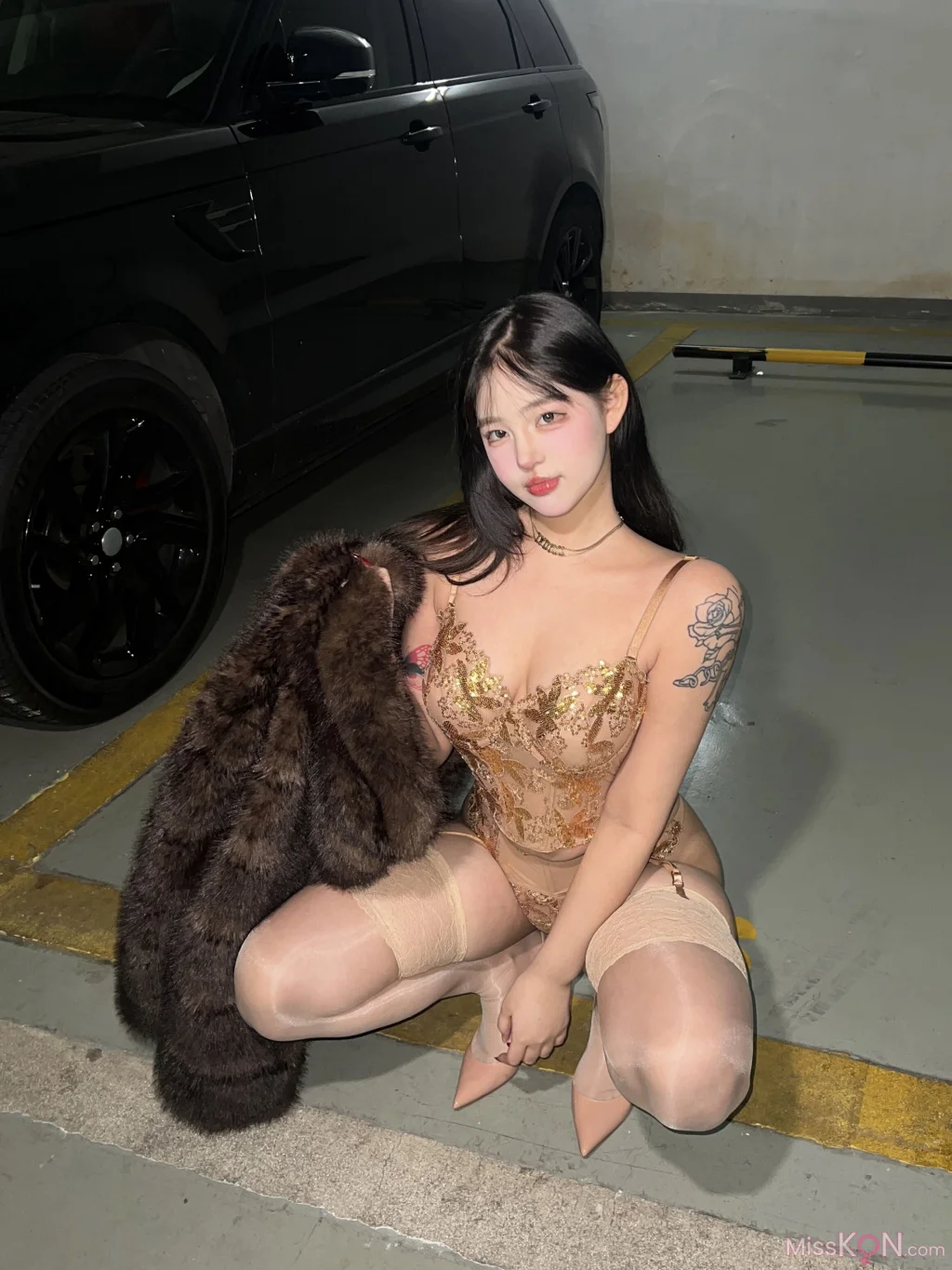小u优优子: 貂皮大衣 (50 photos)